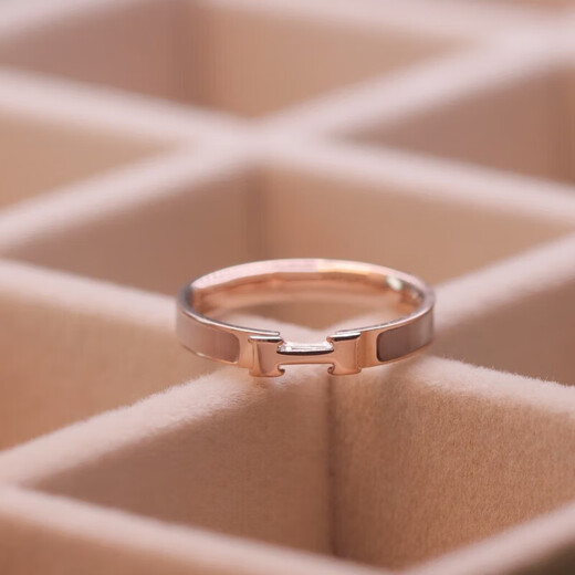 Ningfeng old phoenix-like internet celebrity letter H with a design-like I-shaped mother-of-pearl titanium-plated steel ring for women that won’t fall off, rose gold, No. 7