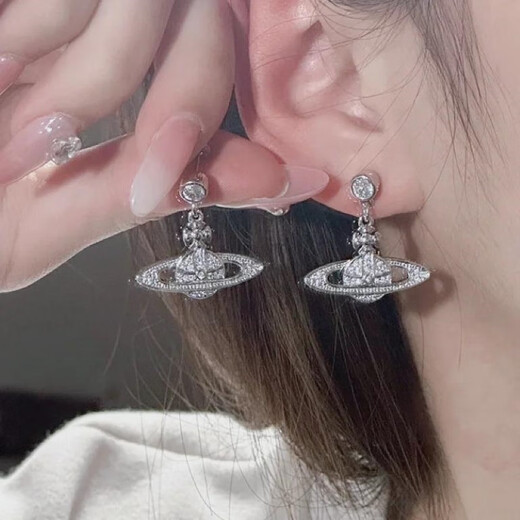 Vivienne Westwood (Vivienne Westwood) Queen Mother West Flagship Authentic Earrings Hollow Design Earrings High-end Trendy Brand Earrings Light Luxurious Earrings Birthday Gift Silver