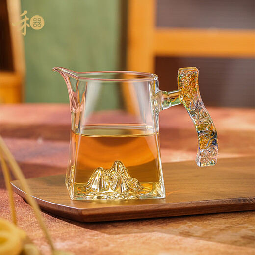 He Qi Sheng Jin Cha Hai Guanshan high borosilicate heat-resistant glass fair cup mountain-shaped cup bottom with green handle 360ml