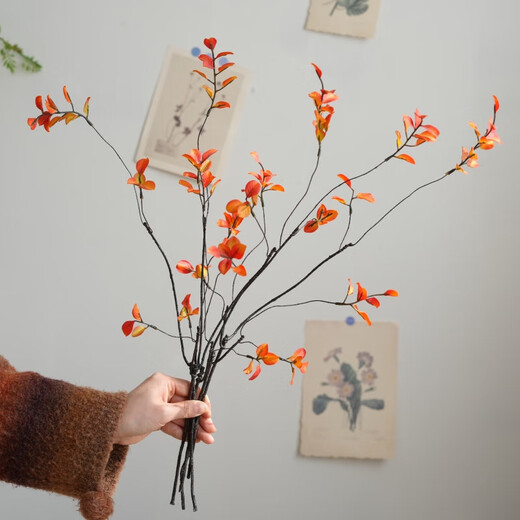 Japanese-style wabi-sabi style simulated autumn maple leaves, fake flowers and green plant ornaments, living room dining table, dead branches and dried flowers, floral arrangements, 2 forks, autumn maple leaves green, 3 pieces