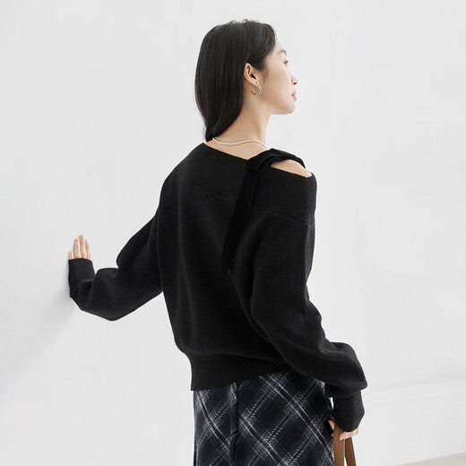 Dialogue (DUIBAI) Korean style oblique shoulder knitted sweater for women 2025 winter new style velvet lace design unique temperament top Quiet Black S