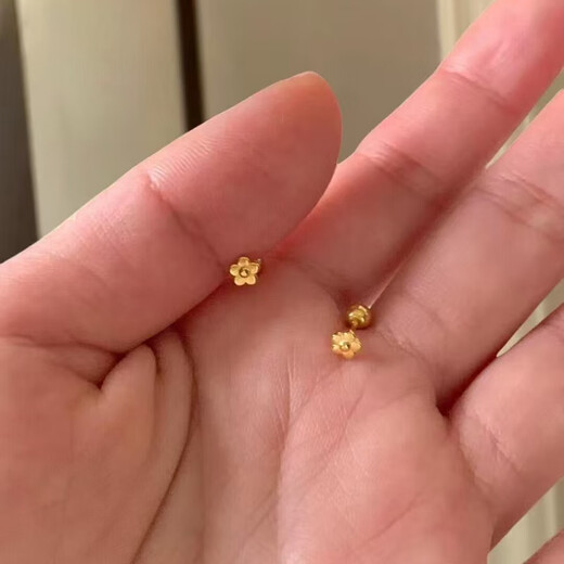 Pumanzhuji 18k gold sweet style mini small gold flower earrings exquisite small fashionable design ear jewelry for girlfriends and besties mini small gold flower earrings