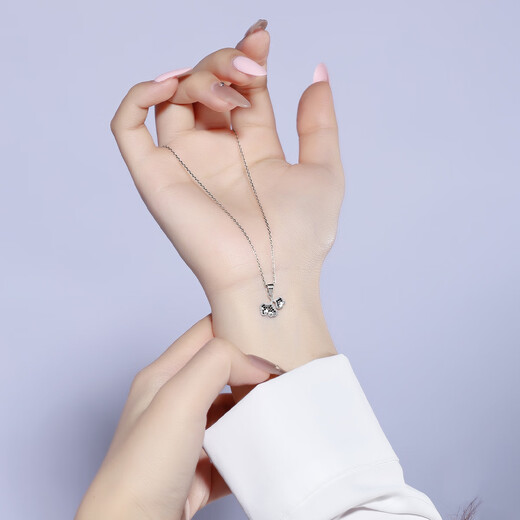 Wanfulong Platinum 950 Pendant Sparkling Maple and Apricot Leaf Platinum Pendant Necklace is a high-end birthday gift for your girlfriend. Platinum 950 Sparkling Maple and Apricot Leaf Pendant comes with a free 925 silver chain 1.65g.