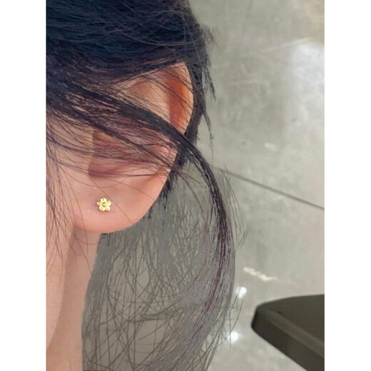Pumanzhuji 18k gold sweet style mini small gold flower earrings exquisite small fashionable design ear jewelry for girlfriends and besties mini small gold flower earrings