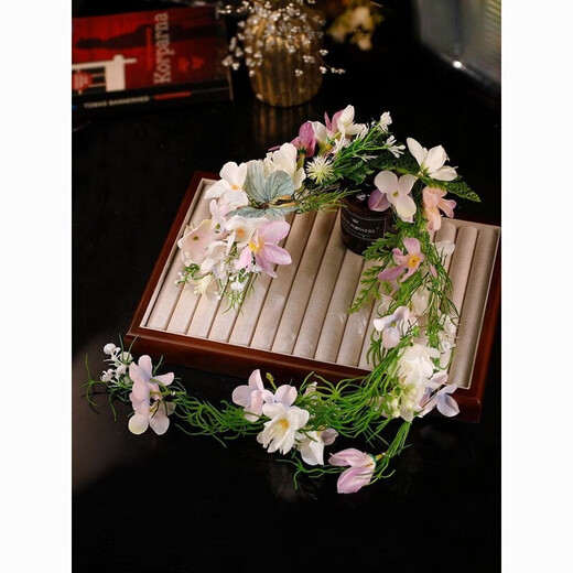 Korean style bride with makeup and hair, wedding headwear, bridal headwear, super fairy and beautiful flowers, forest style Korean wedding dress, model headwear