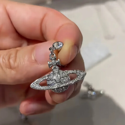 Vivienne Westwood (Vivienne Westwood) Queen Mother West Flagship Authentic Earrings Hollow Design Earrings High-end Trendy Brand Earrings Light Luxurious Earrings Birthday Gift Silver