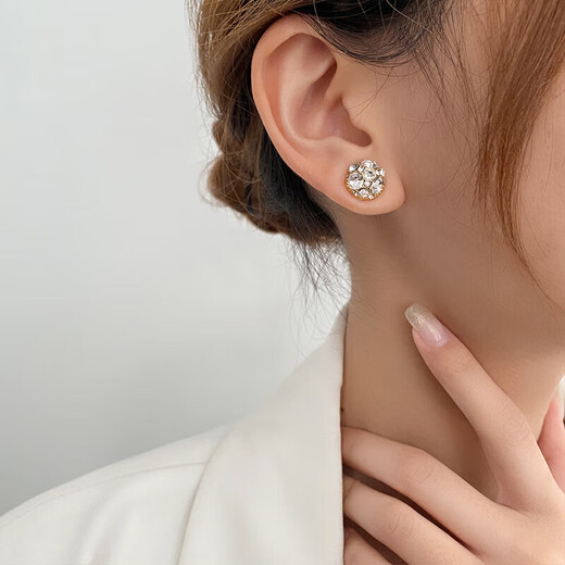 Temperamentless pierced ear clips for women, painless, strong suction magnets, light luxury, high-end niche ear accessories for birthday gifts, golden star-filled diamond ear clips, one pair