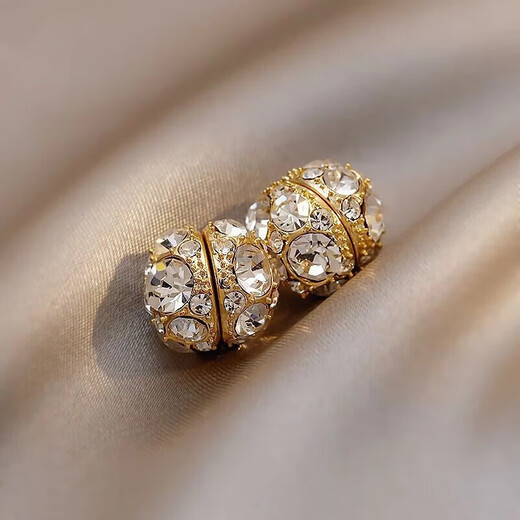 Temperamentless pierced ear clips for women, painless, strong suction magnets, light luxury, high-end niche ear accessories for birthday gifts, golden star-filled diamond ear clips, one pair