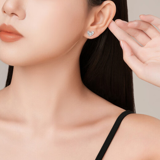 Chao Acer Love Platinum Earrings for Women Platinum PT950 Sparkling Earrings as a Birthday Gift for Girlfriend Priced at RMB 280 per pair, 2.1g