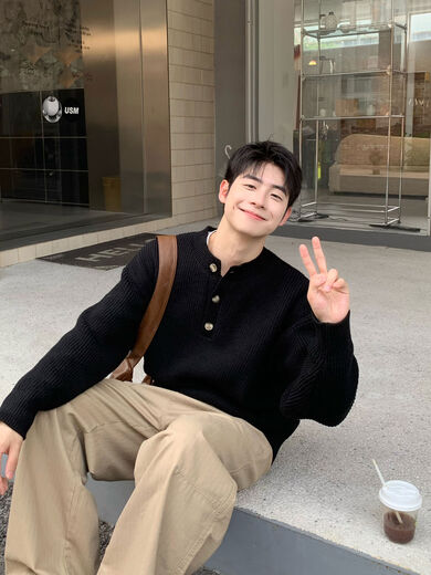 Xiaohongshu's same style black Henry collar half cardigan sweater for boys 2025 new autumn loose and versatile lazy style black half cardigan sweater M M model upper body size