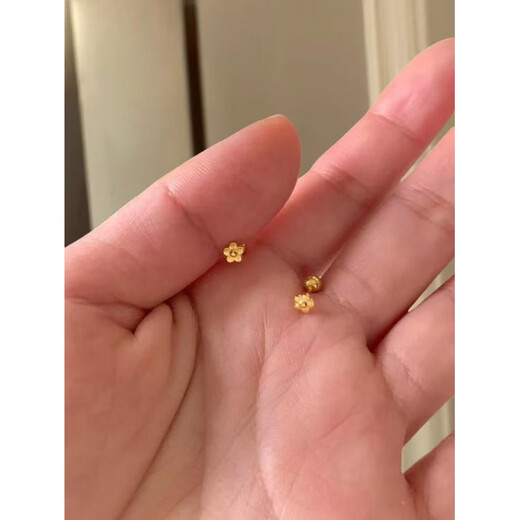 Pumanzhuji 18k gold sweet style mini small gold flower earrings exquisite small fashionable design ear jewelry for girlfriends and besties mini small gold flower earrings