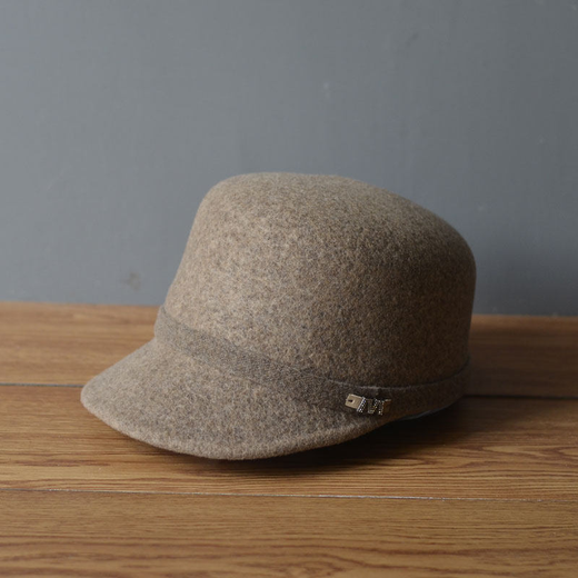 Metal M mark retro face-showing small wool equestrian hat for women in autumn and winter temperament flat top woolen British style knight hat, mocha color, one size fits all
