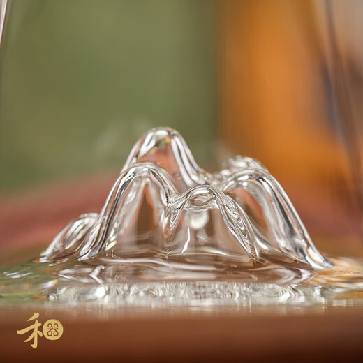 He Qi Sheng Jin Cha Hai Guanshan high borosilicate heat-resistant glass fair cup mountain-shaped cup bottom with green handle 360ml