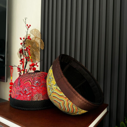 Parmaito old Beijing melon skin hat men's Chinese style antique prince hat, bright red brocade, one size fits all (57-60 head circumference can be worn)