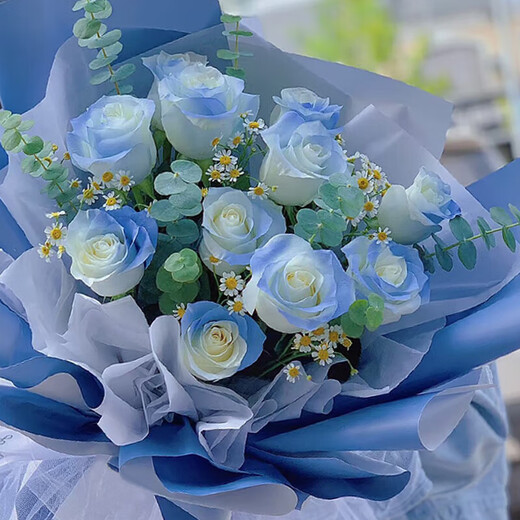 Crushed ice blue rose bouquet flowers delivered within the city, girlfriend's best friend's birthday gift, confession bouquet, flower delivery from flower shop, ice blue Yingche | 11 crushed ice blue roses with chamomile eucalyptus leaves bouquet