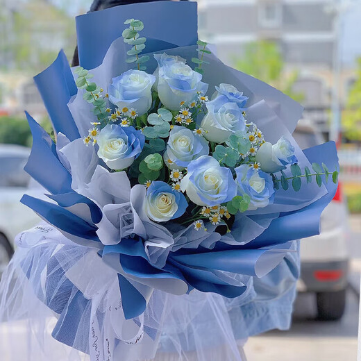 Crushed ice blue rose bouquet flowers delivered within the city, girlfriend's best friend's birthday gift, confession bouquet, flower delivery from flower shop, ice blue Yingche | 11 crushed ice blue roses with chamomile eucalyptus leaves bouquet