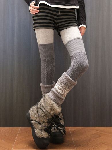 Hokkaido's winter Fair Isle socks are stacked through the knee twist dark gray over the knee with plush snow boots. Combination of light gray pantyhose + wool twist over the knee dark gray + light gray Fair Isle socks