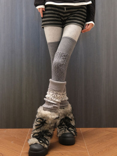 Hokkaido's winter Fair Isle socks are stacked through the knee twist dark gray over the knee with plush snow boots. Combination of light gray pantyhose + wool twist over the knee dark gray + light gray Fair Isle socks