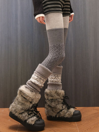 Hokkaido's winter Fair Isle socks are stacked through the knee twist dark gray over the knee with plush snow boots. Combination of light gray pantyhose + wool twist over the knee dark gray + light gray Fair Isle socks