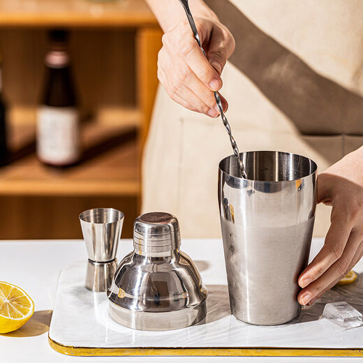 Modern housewife stainless steel shaker cup hand-cranked cocktail shaker set juice wand hand-made lemon tea tool full steel body 304 stainless steel shaker cup (550ml)