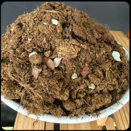 Nutrient soil planting live soil formula type peat soil universal nutritious soil gardening nutritious soil flower planting soil 2.0 light stone version one bag (5.5 Jin Jin is equal to 0.5 kg 11.5 liters)