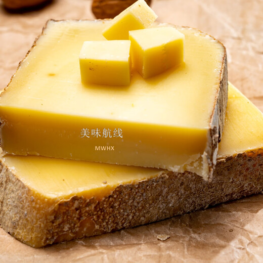 Le Gruyere cheese AOP swiss cheese imported from France, shipped by SF Express, the whole piece is about 2.5kg