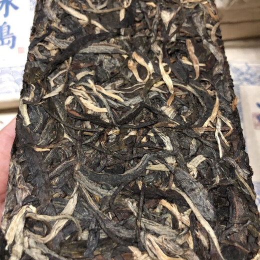 Hongyun offers one kilogram discount on 2014 aged Yunnan Pu'er tea bricks 250g Icelandic tea raw tea classic tissue paper packaging four bricks 1000g