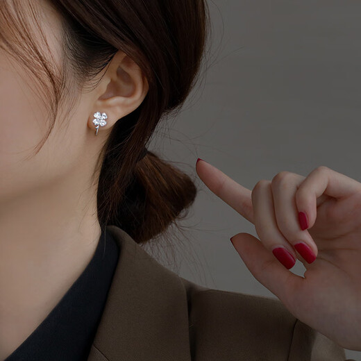 Holycat cat in arms s925 silver four-leaf clover ear clip female birthday gift without pierced earrings ear bone clip ear stud jewelry for girlfriend 925 silver four leaf clover ear clip one pair
