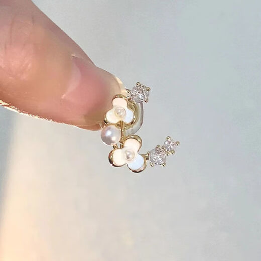 Aopiao flower temperament non-pierced ear clips for women, high-end earrings for women, 2024 new earrings, camellia crescent ear clips