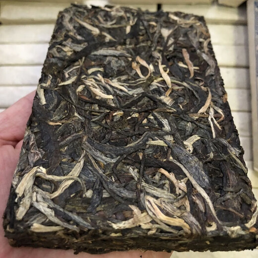 Hongyun offers one kilogram discount on 2014 aged Yunnan Pu'er tea bricks 250g Icelandic tea raw tea classic tissue paper packaging four bricks 1000g