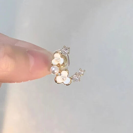 Aopiao flower temperament non-pierced ear clips for women, high-end earrings for women, 2024 new earrings, camellia crescent ear clips