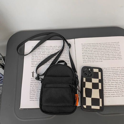 Bolsa de teléfono móvil Mu Jin, bolso cruzado de hombres y mujeres, mini bolso de moda, auriculares de moda de la calle de celebridades de Internet, billetera de monedas clave, negro (con colgante de astronautas)
