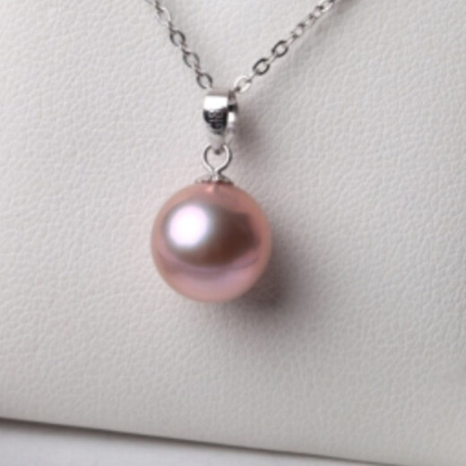 Drops of water form pearls. Nanzhu Family's round freshwater pearl 18K gold pendant is a classic and simple gift for your girlfriend. 8-9mm white pearl + white 18k gold holder.