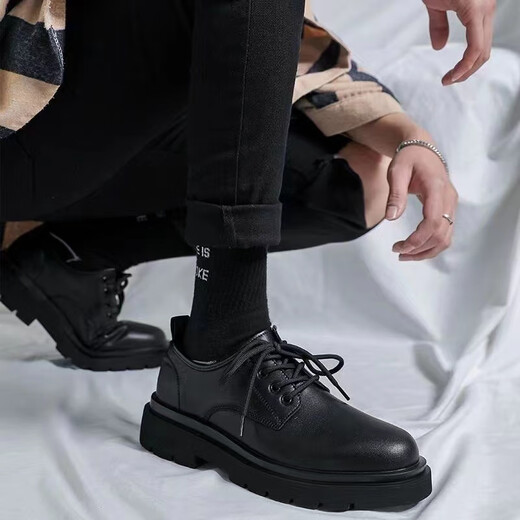 Qisiman Chaussures masculines 2025 Nouveau été des chaussures en cuir décontractées noir décontractées pour hommes Portez formel à la tête