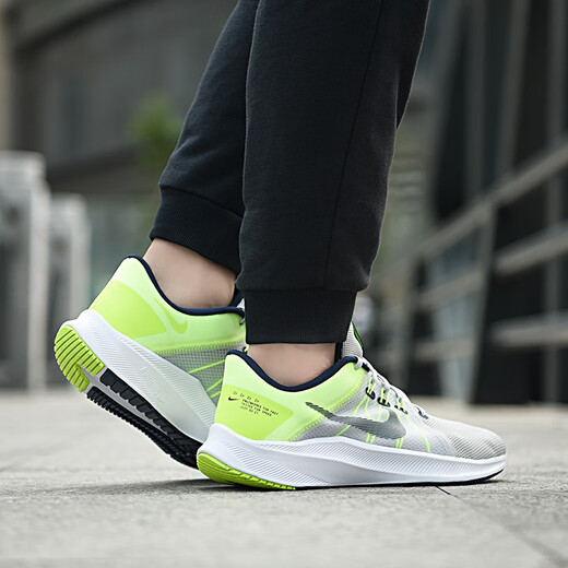 Nike (Nike) Zapatos para hombres para el invierno Nuevos zapatos deportivos Quest 4 malla de alambre volador y transpirable zapatos para correr zapatos casuales DA1105-003/Quest 4/gris fluorescente verde 44.5