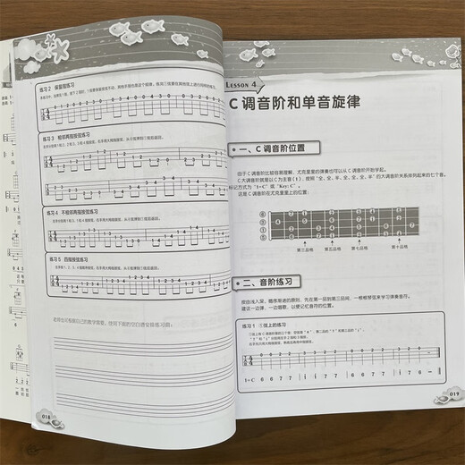 
Spot quick delivery is easier to get started with Ukulele singing super selected Ukulele teaching materials Introduction to beginners Self-study basic popular song teaching music score books Small guitar finger piano music score simple four-line scores easier to get started