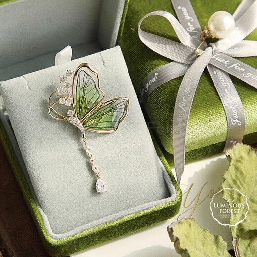 Idel's niche silver angel wings brooch, high-end female style, new trendy suit accessories, birthday gift for wife and girlfriend, green fairy butterfly brooch XZ0471