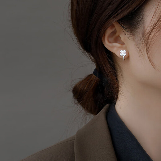 Holycat cat in arms s925 silver four-leaf clover ear clip female birthday gift without pierced earrings ear bone clip ear stud jewelry for girlfriend 925 silver four leaf clover ear clip one pair