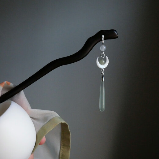 The moon rises over the sea. Chinese-style ebony hairpins for updos and Hetian jade tassel hairpins, high-end niche hairpin gift box