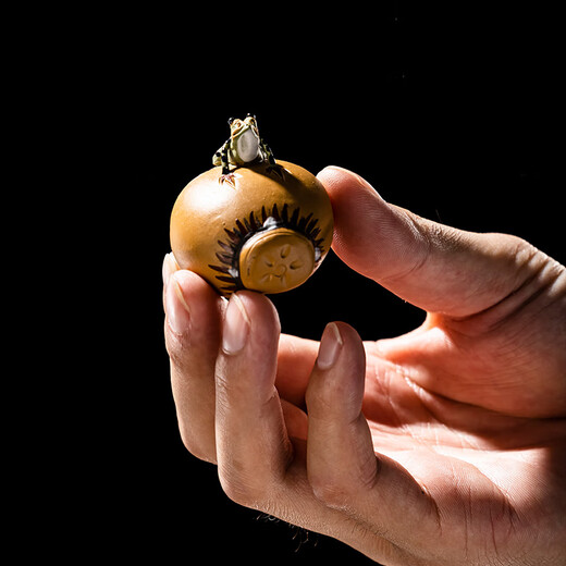 Rongshantang purple sand tea pet can be raised creative color changing water spray golden toad kung fu tea set tea table tea tray tea play small ornaments purple sand water spray small tea pet-chestnut frog