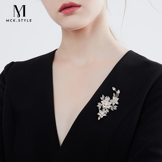 Mck flower brooch high-end women's coat sweater corsage decorative pin accessories Chinese Valentine's Day gift