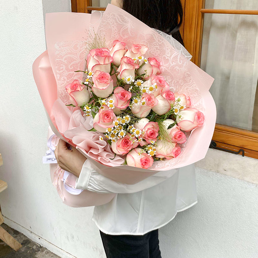 Eswina Flower Express доставит 11 букетов роз в подарок на день рождения вашей девушке по всей стране и 19 букетов роз Эльзы.