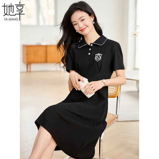 Sie genießt ein kurzärmeliges Kleid für den Rock im Revers-College-Stil für Frauen im College-Stil für Sommer-Taillen, damit sie einen schlanken Rock t142Q1319 aussieht