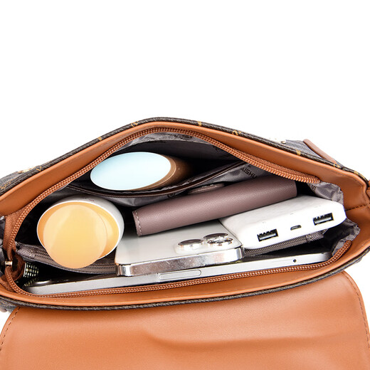 Kangaroo Kara's birthday gift for girlfriend and wife 2025 new women's shoulder crossbody bag small bag brand light luxury women's bag brown with apricot (gift box + hand bag + card holder)