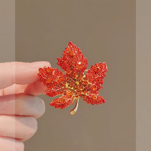 Core luxury French retro red maple leaf brooch women's high-end exquisite chest brooch temperament niche coat chest accessories red maple leaf brooch