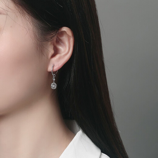 Safir platinum earrings for women PT950 exquisite hydrangea hollow geometric round earrings for birthday gifts, about 3.20 grams