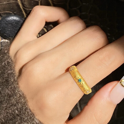 Beimiao pure gold 999 emerald gold ring. The surface is retro brushed. It is full of noble palace style. The gold weight is about 1.7 grams. Contact customer service before bidding.