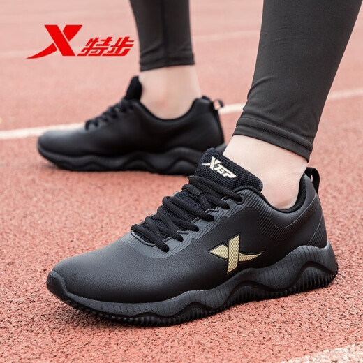 Zapatos para hombres XTEP (XTep) para zapatos de cuero de verano para la primavera y el verano de la primavera y el verano, las zapatillas de running informales suaves de la suela suave para los zapatos deportivos de viaje para hombres negros de oro-9737 39