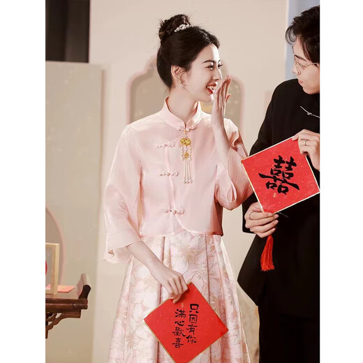 Maxbeths neues chinesisches Verlobungskleid für Frauen rosa Cheongsam-Toast-Kleidung für Bräute mit kleinen Herren-Hintertür Herbst und Winter, langärmeliges Kleid Rosa (Empfohlen 106-115 Jin [Jin ist gleich 0,5 kg])