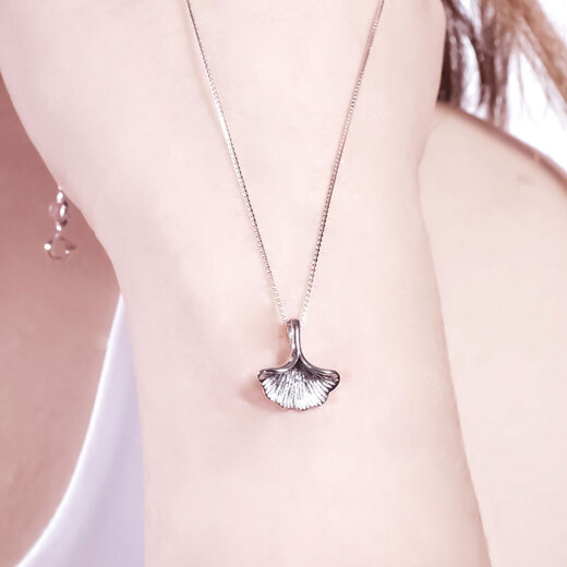 Pt.Charm platinum pendant for women pt950 personalized and creative ginkgo leaf platinum pendant with silver clavicle chain for Valentine's Day for girlfriend, ready stock 2.0-2.1g
